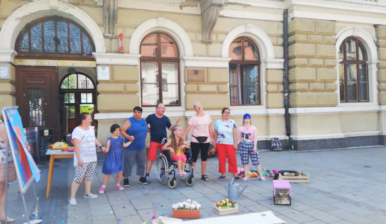 Na pešej zóne v Nitre sa dnes počas Dňa krivých zrkadiel predstavia ľudia s mentálnym postihnutím