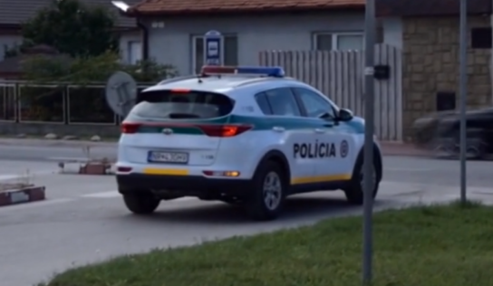 Výtržník, ktorý medzi policajné autá hodil zápalnú fľašu, čelí obvineniam