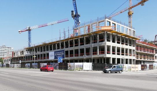 Muž, ktorý vyliezol na žeriav v meste, sa vrátil