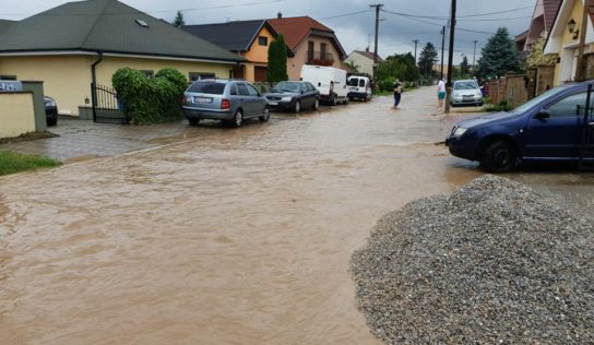 Obcou Veľké Zálužie sa valila špinavá voda