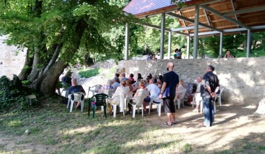 Dobrovoľníci vyčistili areál Zoborského kláštora. Cez víkend tu začínajú komentované prehliadky