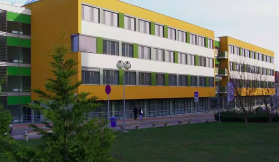 Včera ráno vo Fakultnej nemocnici v Nitre vyskočil z okna 32-ročný muž