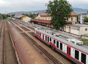 Krajskí poslanci žiadajú čo najrýchlejšie vybudovať železničnú trať Nitra – Trnovec nad Váhom