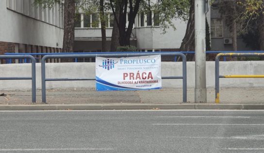 Viac ako 100 nelegálnych reklamných plachiet  na území mesta