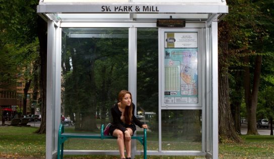 36-ročná žena z Nitry čakala na autobusovej zástavke v podguráženom stave. Prítomná bola jej dcéra i mama