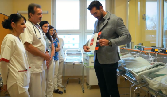 Novorodenci v nitrianskej nemocnici dostali dar od známeho Nitrana