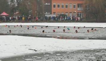 Otužilci z celého Slovenska si zaplávajú v nitrianskom mestskom parku