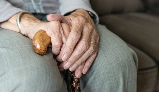 Dôchodkyňu prepadli a okradli priamo u nej doma