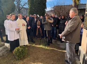 Biskup požehnal nové pamätné tabule