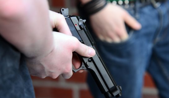 Suseda otravoval hlasnou hudbou so zbraňou za opaskom