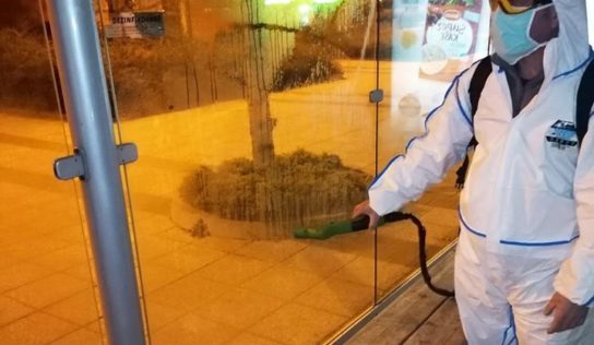 Boj s koronavírusom pokračuje. V Nitre dezinfikujú verejné priestory