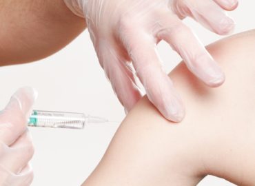Očkovať 3. dávkou sa bude už aj vo Fakultnej nemocnici
