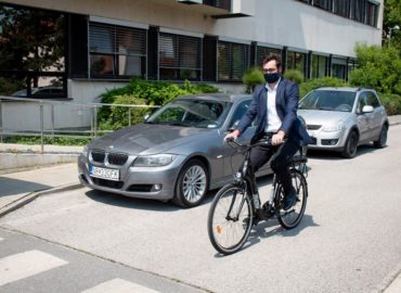 Zamestnanci mesta budú jazdiť na elektrobicykli