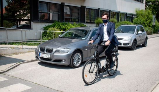 Zamestnanci mesta budú jazdiť na elektrobicykli