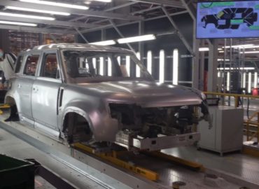 Jaguar spustil výrobu. Zamestnanci striedavo pracujú a sú doma