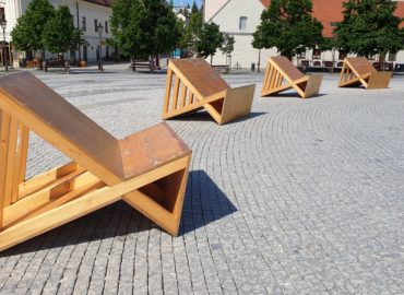 Lavičky na námestí vzbudzujú protichodné reakcie