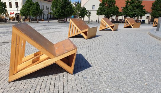 Lavičky na námestí vzbudzujú protichodné reakcie