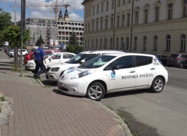 Prípady mestskej polície: Pád z dvoch metrov a možné domáce násilie