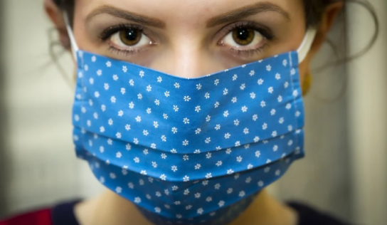 V lepších okresoch už respirátory v interiéri netreba. Od dnes sa zmierňujú ďalšie opatrenia