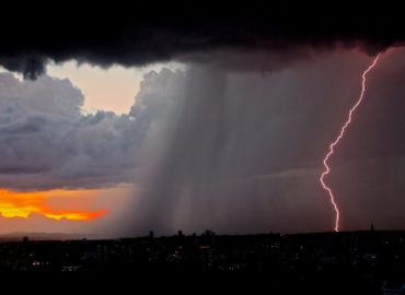 Pre Slovensko platia výstrahy pred búrkami