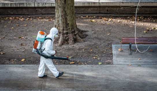 Mesto nič nepodceňuje. Dezinfekcia verejných priestranstiev pokračuje