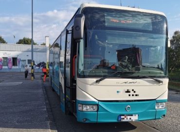 Pri vystupovaní z autobusu zostal zaseknutý medzi dverami