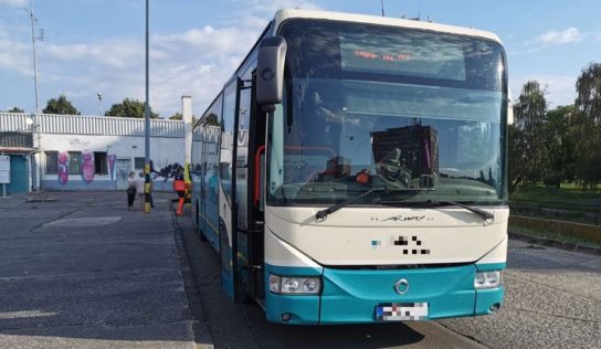 Pri vystupovaní z autobusu zostal zaseknutý medzi dverami