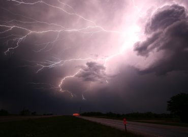 Búrky na západe Slovenska spôsobili výpadok elektriny vo vyše 50.000 odberných miestach