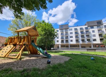 Deti zo Štefánikovej sa majú kde hrať. Zrevitalizované detské ihrisko má úspech