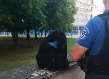 Miesto chaty policajná cela. Chlapci pri divadle fajčili marihuanu