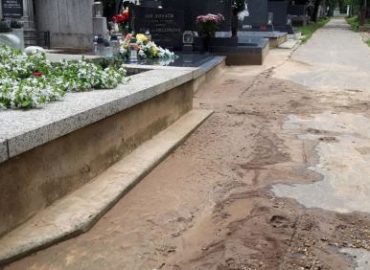 V Zlatých Moravciach opäť zaplavilo cintorín. Situáciu zachránil odvodňovací rigol