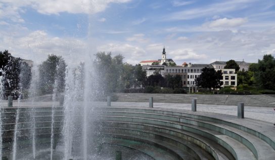 Traja mladíci sa krátko pred polnocou kúpali vo fontáne. Ich konanie ukončila mestská polícia