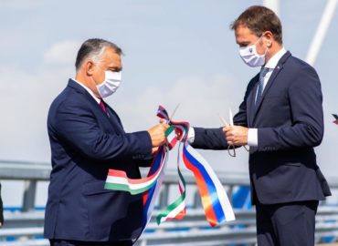 Nový 600-metrový most spája Komárno s maďarským mestom Komárom
