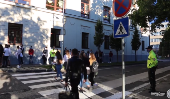 V prvý školský deň dohliadala na deti polícia
