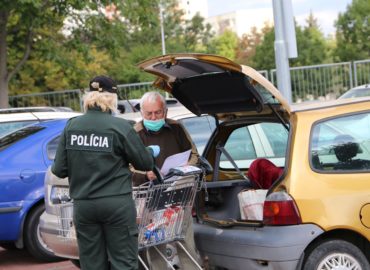 Policajti šíria osvetu. Občanom rozdávajú magnetky