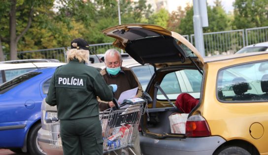 Policajti šíria osvetu. Občanom rozdávajú magnetky