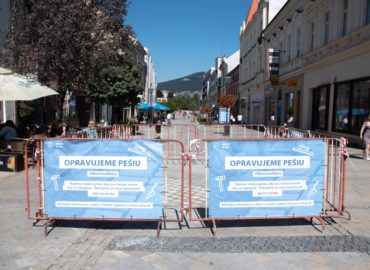 Mesto začalo s opravou dlažby na pešej zóne
