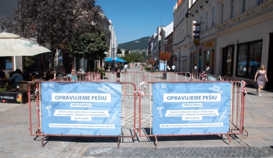 Mesto začalo s opravou dlažby na pešej zóne