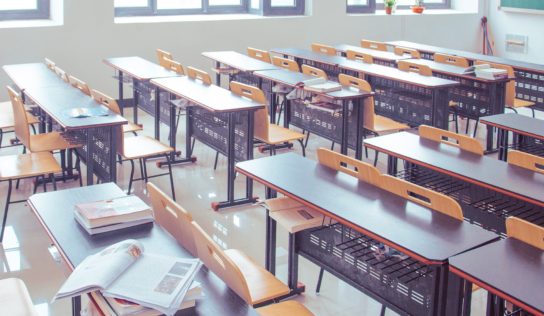 Ďalšie školy zatvárajú triedy. ZŠ Topoľová je v červenej fáze, Párovské gymnázium v oranžovej