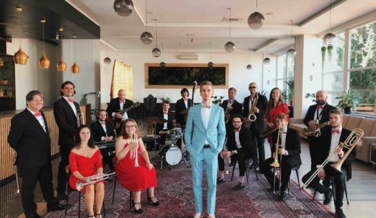 Mladý spevák a orchester v jedinečnej skladbe „Svetlušky“