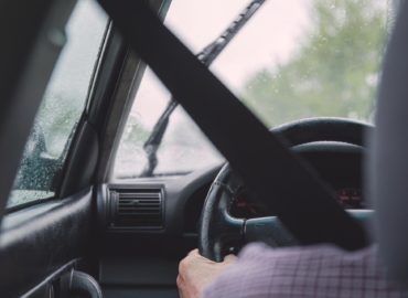 Muž s 2,1 promile ohrozoval okolie. Po ceste jazdil zo strany na stranu