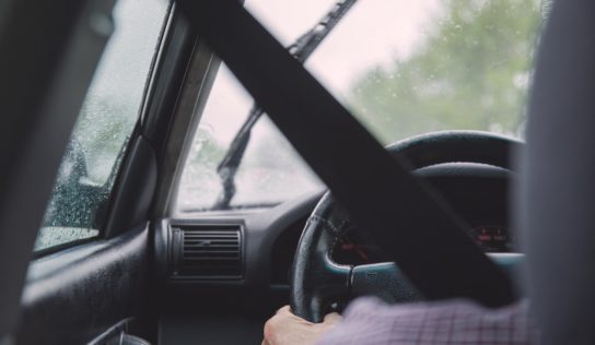 Muž s 2,1 promile ohrozoval okolie. Po ceste jazdil zo strany na stranu