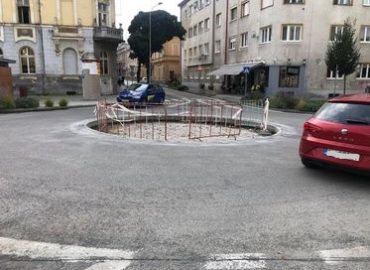 Kruhový objazd pred Župným domom opravia