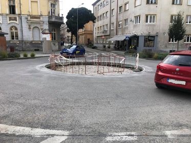 Kruhový objazd pred Župným domom opravia