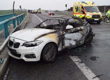 Muž po autonehode bojuje o život: Auto zhorelo do tla