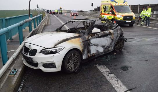 Muž po autonehode bojuje o život: Auto zhorelo do tla