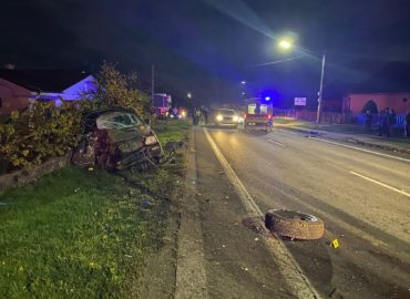 Vodič zdemoloval elektrický stĺp a plot. Druhá nehoda skončila tragicky