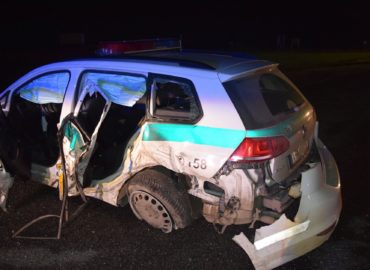 Policajti išli pomôcť, napokon museli pomáhať im