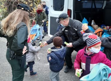 Policajti našli 7-člennú rodinu v hodine dvanástej