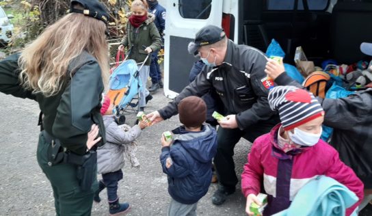 Policajti našli 7-člennú rodinu v hodine dvanástej